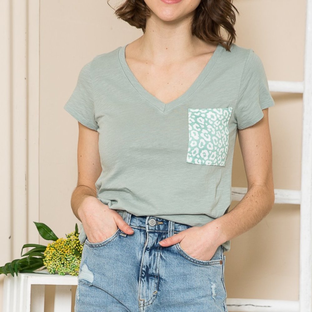 SUPER SOFT GARMENT V-NECK SHORT SLEEVE TOP WITH CONTRAST
